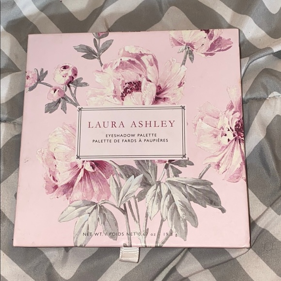 Eyeshadow Palette With Mirror - Picture 1 of 3